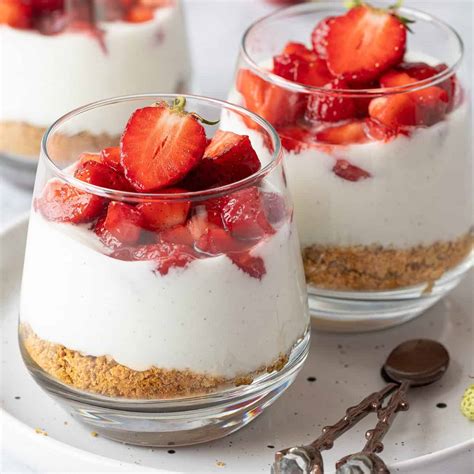Glas mit griechischem Joghurt, Kakaopulver und Bananenscheiben