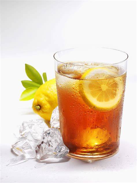 Glas mit hausgemachtem Eistee und Zitronenscheiben