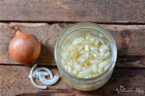 Glas mit hausgemachtem Zwiebelsirup