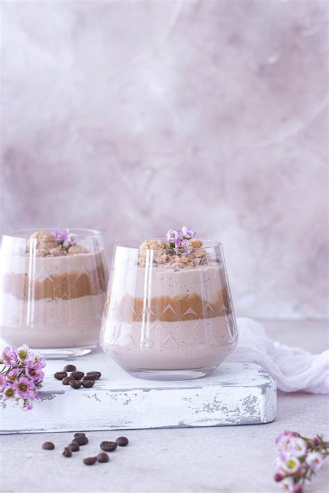 Glas mit hausgemachter Karamellsauce