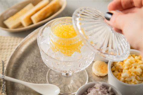 Glas mit leuchtend gelber Solero-Marmelade und Löffel