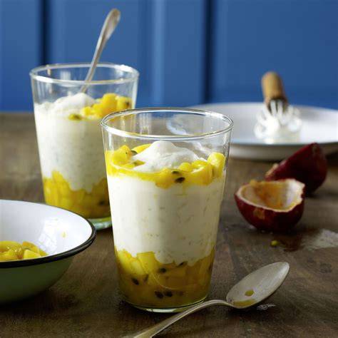 Glas mit luftiger Mangomousse und Passionsfrucht garnieren
