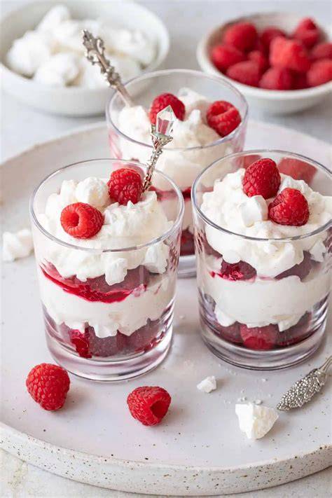 Glas mit mehrschichtigem Johannisbeer-Quark-Dessert und Baiser