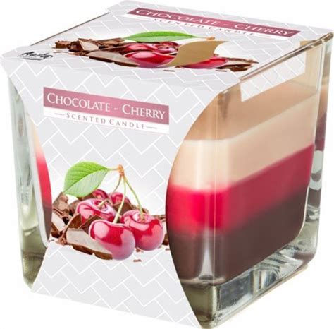 Glas mit raspeliger Schokolade und Kirsche oben