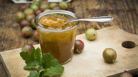 Glas mit roher Stachelbeer Marmelade mit Chiasamen