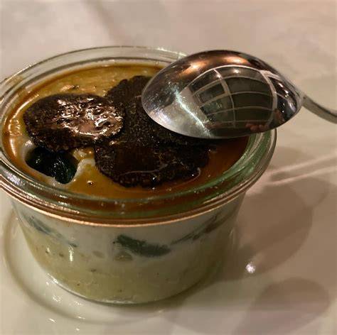 Glas mit schwarzen Trüffeln und Eiern zur Aromatisierung