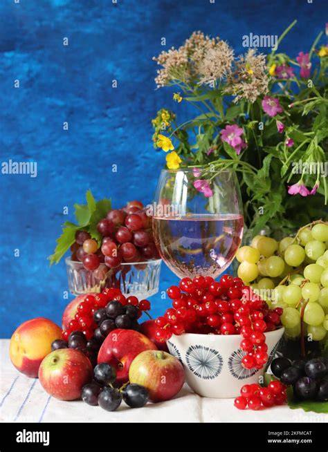 Glas mit schwarzer Lakritz-Sauce und frischen Beeren