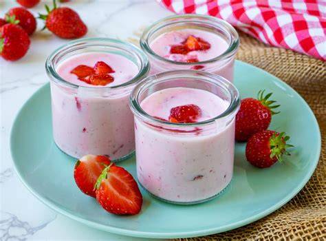 Glas mit selbstgemachtem Erdbeerjoghurt