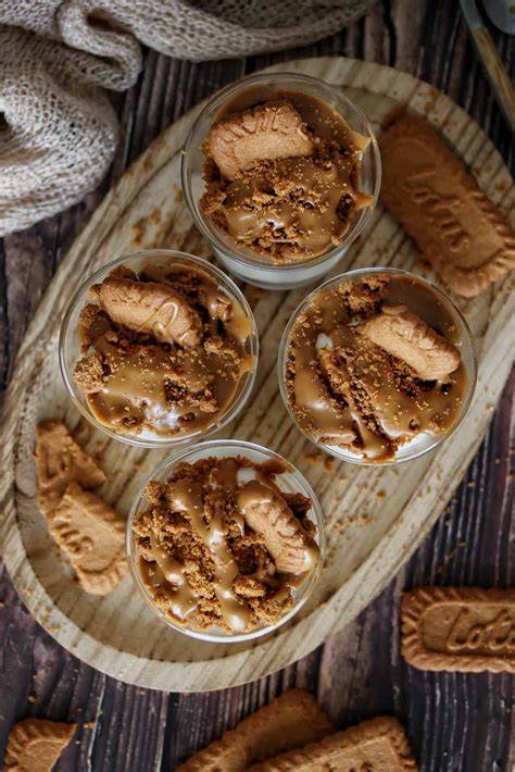 Glas mit selbstgemachtem Lotus Biscoff Aufstrich auf Holztisch