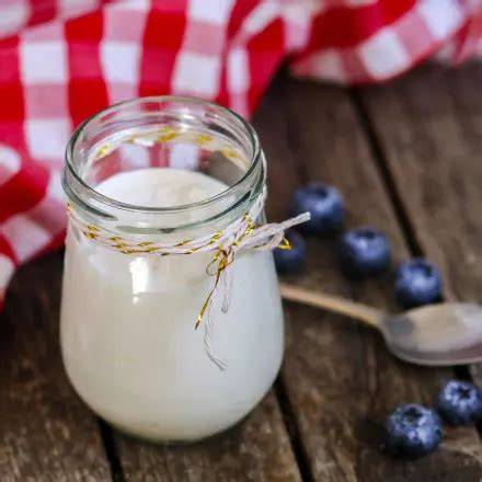 Glas mit selbstgemachtem Naturjoghurt und Marmelade
