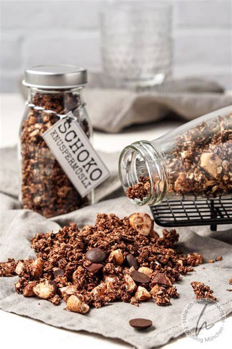 Glas mit selbstgemachtem Schoko-Knuspermüsli als Geschenk