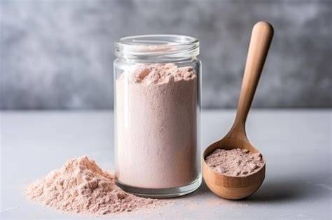 Glas mit selbstgemachtem Trinkschokoladen-Pulver und Löffel