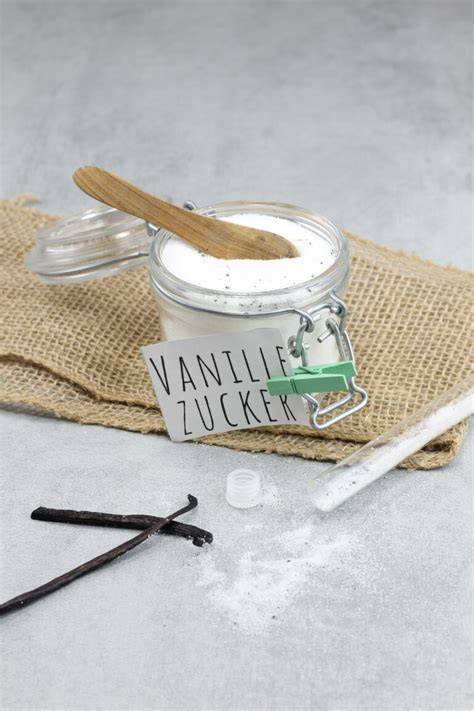 Glas mit selbstgemachtem Vanillezucker: Schote im Zucker
