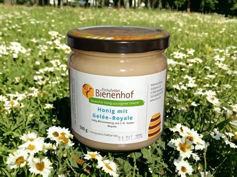 Glas mit selbstgemachtem zuckerfreien Honig (Xylit-Sirup)