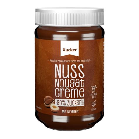 Glas mit selbstgemachter Erythrit Nuss-Nougat-Creme auf Frühstückstisch