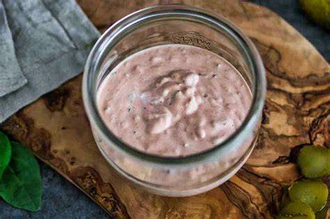 Glas mit selbstgemachter Haselnuss-Schokocreme auf Sauerteigbrot
