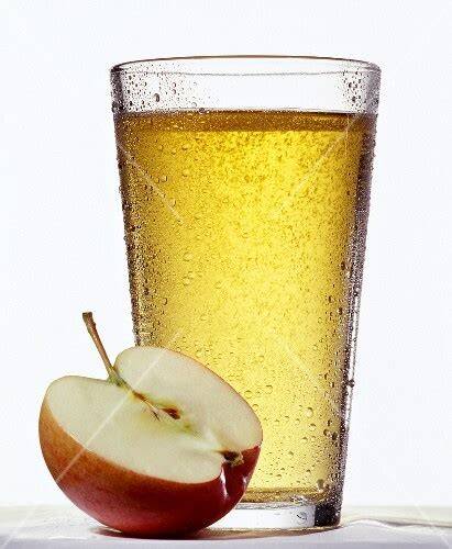 Glas mit selbstgemischter Apfelschorle und Etikett „1:3“