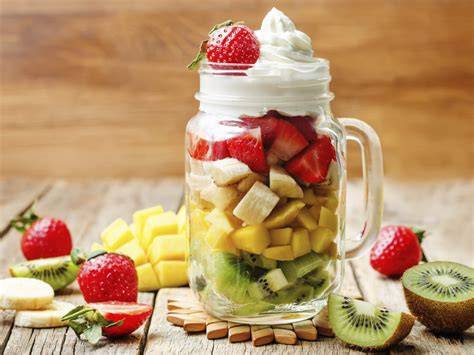 Glas mit vorbereitetem Obstsalat zum Mitnehmen