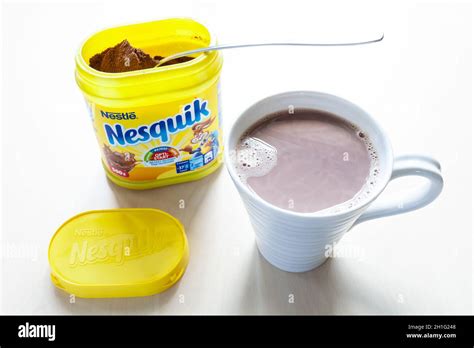 Glas mit zubereitetem NESQUIK Kakao