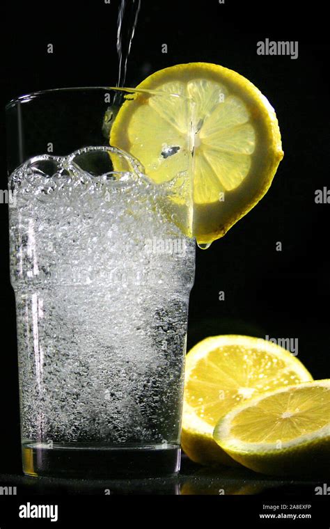 Glas mit zuckerfreiem Pfefferminzsirup und Zitronenscheibe