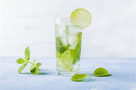 Glas mit zuckerfreier Erdbeer-Limonade, Minze und Eiswürfeln