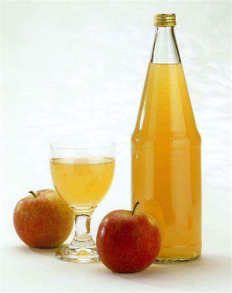 Glas naturtrüber Apfelsaft
