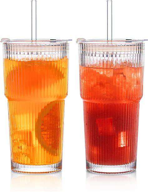 Glasbecher mit Ingwer-Zitronen-Tee und Honig