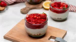 Glasbecher mit Two-Ingredient Cheesecake und Erdbeersauce