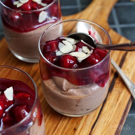 Glasdessert: Schichtweise Mousse, Lebkuchencreme, Kirschkompott