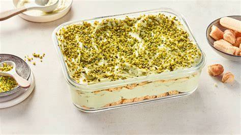 Glasdessert geschichtet: Kadayif, Pistaziencreme, Mascarpone, Schokolade