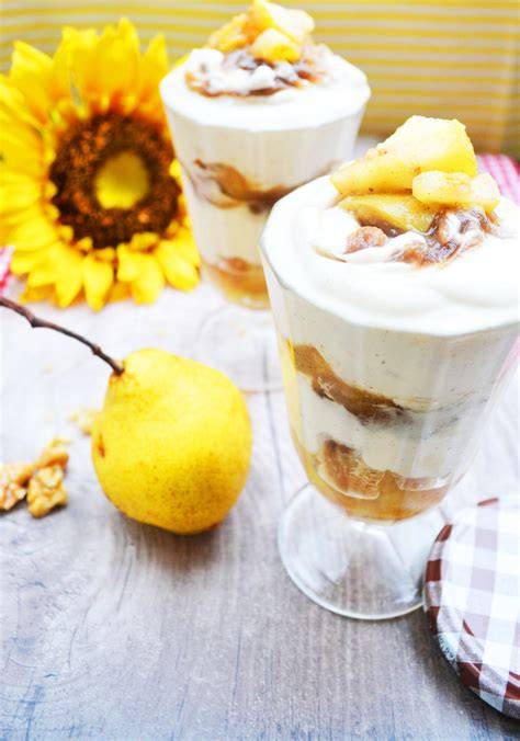 Glasdessert mit Birnenragout und Maronencreme geschichtet, garniert mit Walnüssen