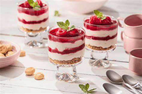 Glasdessert mit Erdbeeren und Amarettini
