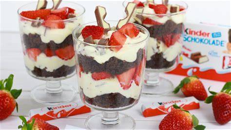 Glasdessert mit Frischkäse-Creme, Erdbeeren und Kinderriegeln