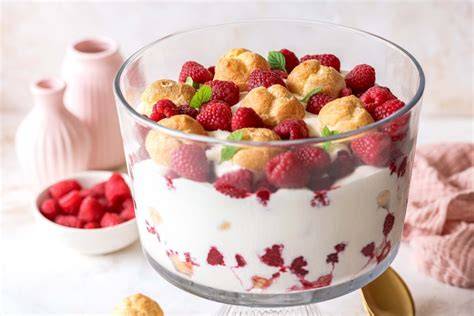 Glasdessert mit Himbeeren, Quarkcreme und Baiser als festliches Highlight