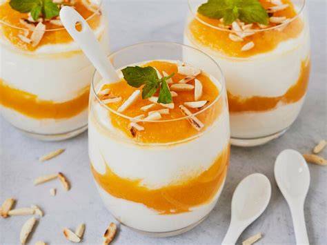 Glasdessert mit Joghurt- und Mangoschichten