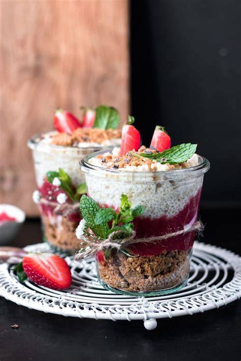 Glasdessert mit Minzblatt und Schokoraspeln
