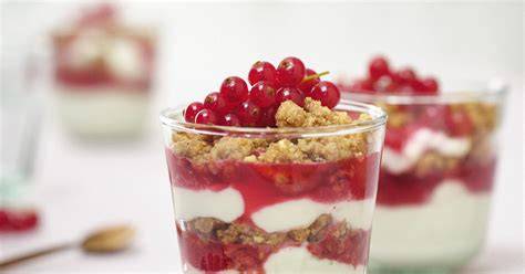Glasdessert mit Quarkcreme und Streuseln
