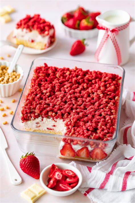 Glasdesserte mit Erdbeerscheiben am Rand, Butterkeksboden und Vanillecreme