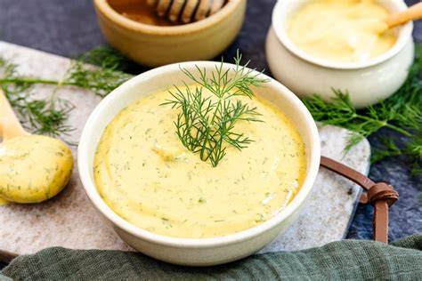 Glasfläschchen mit Honig-Senf-Dill-Soße