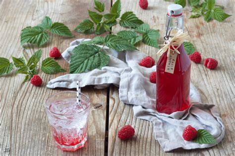 Glasflaschen mit Himbeersirup