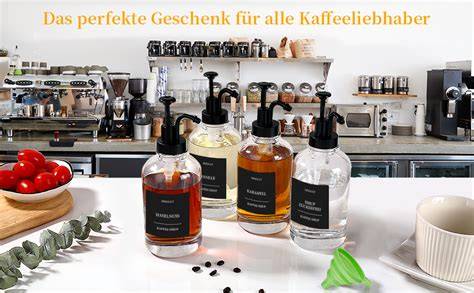 Glasflaschen mit Kaffeesirup und Etiketten