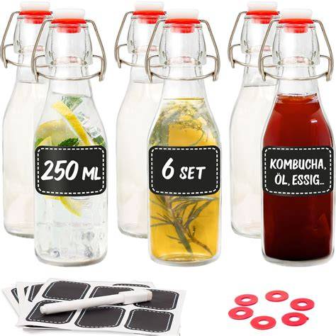 Glasflaschen mit selbstgemachtem Likör, beschriftet