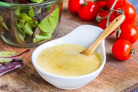 Glasgeöffnete Honig-Senf-Sauce im Kühlschrank