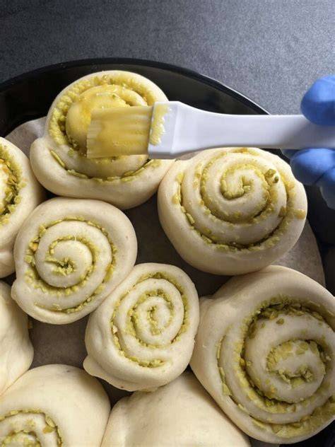 Glasieren der noch warmen Hefeschnecken mit Zitronen-Zuckerguss