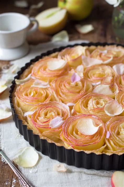 Glasierte Apfelrosen auf einer Tarte