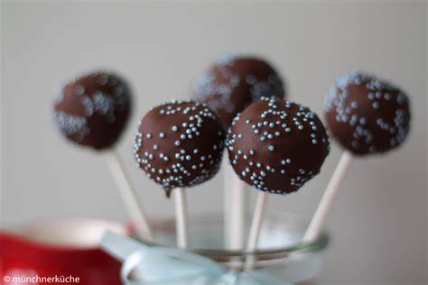 Glasierte Cake Pops mit Streuseln und Perlen