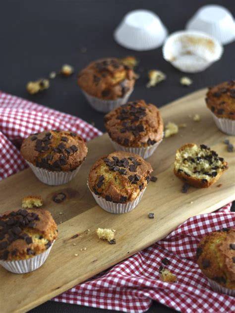 Glasierte Muffins mit Schokostreuseln auf Kühlgitter