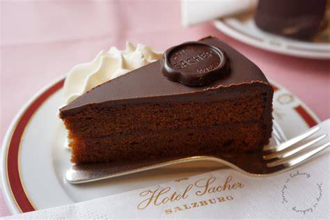 Glasierte Sachertorte mit Marillenfüllung