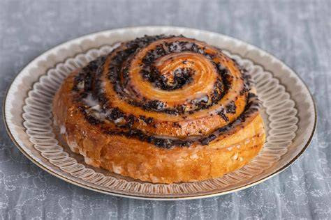 Glasierte Schoko-Nuss-Schnecken mit Zuckerguss