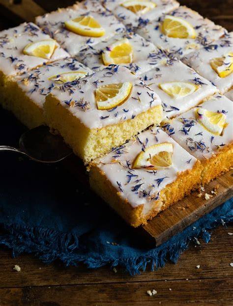 Glasierter Mandelkuchen mit kandierten Zitronenscheiben und essbaren Blüten